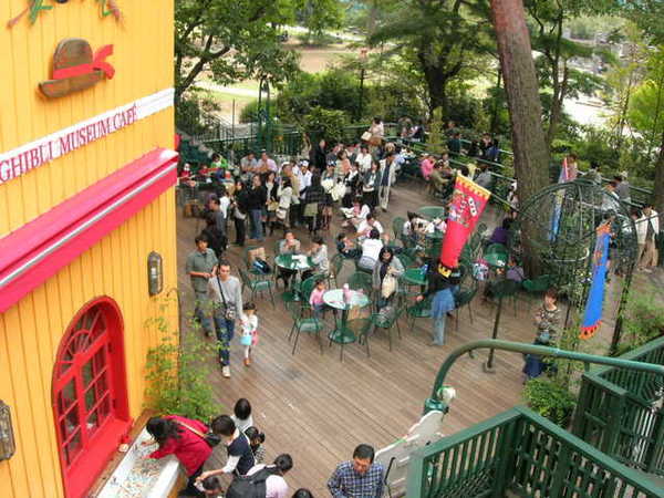 草帽餐廳爆滿...一堆人坐在外面看圖畫書等候