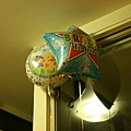 我的生日氣球....還飄在家裡天花板上