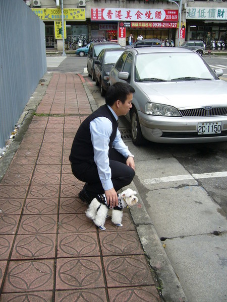 跟把拔等洗車...洗完車子就上美容院洗澡