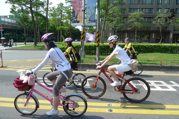 瞎密～我騎車的側面這麼醜喔