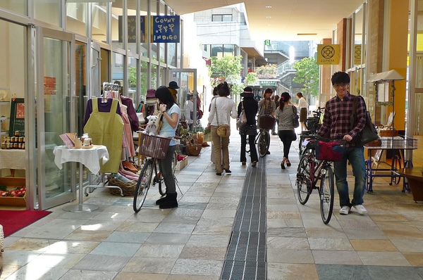 教堂街，有一些小店和餐廳