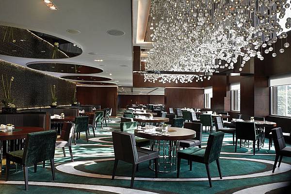 luxury-restaurant-chandeliers-design-the-mira-hotels.jpg