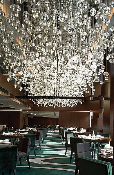 modern-retro-crystal-chandeliers-restaurant-the-mira-hong-kong.jpg