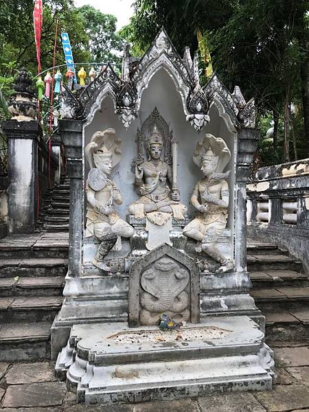 【泰國清萊】有小吳哥窟之稱的玉佛寺