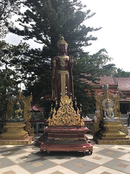 【泰國清邁】泰國人一生一定要參訪的佛教聖地 - 雙龍寺(素帖