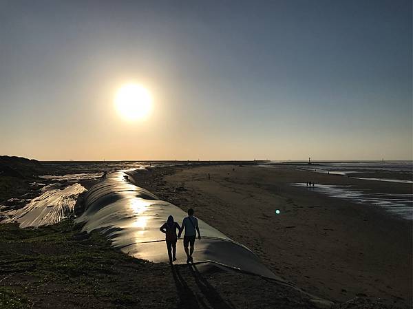 【新竹市】夕陽下的南寮海灘及魚鱗天梯