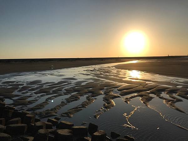 【新竹市】夕陽下的南寮海灘及魚鱗天梯