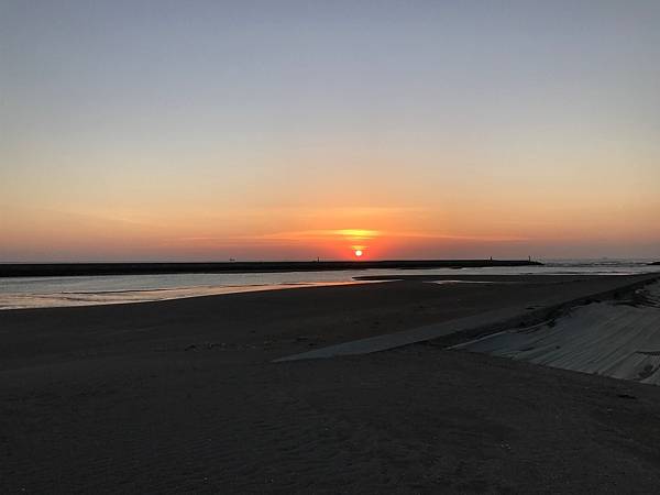 【新竹市】夕陽下的南寮海灘及魚鱗天梯