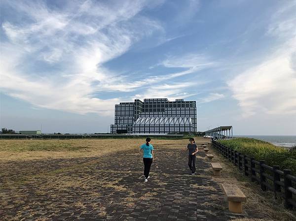 【新竹市】夕陽下的南寮海灘及魚鱗天梯