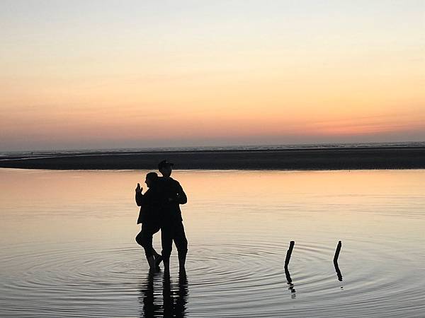 【新竹市】夕陽下的南寮海灘及魚鱗天梯