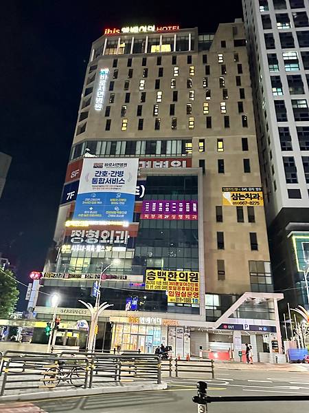 20250830-005 IBIS 天使大飯店和超市，宜必思