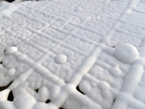 地磚上自然形成的積雪