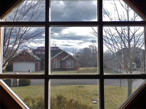 小窗外對面鄰居要換屋頂膠片了