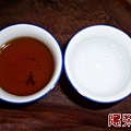 鐵壺入門(三)煮茶葉20分鐘後所倒出的水色.jpg