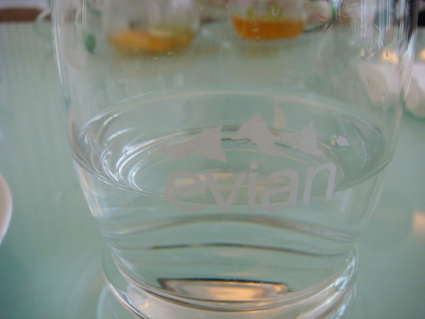 法國evian礦泉水