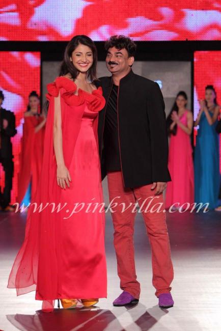 SeenattheBlendersPrideFashionTourDay3AnushkaSharmaastheShowstopperforWendellRodricksCollection5.preview.jpg