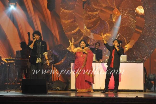 PaponShubhaMudgalKailashKherperformwithMidivalPunditzforGIMA2011.preview.JPG