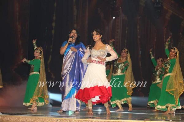 Priyanka Chopra performs alongside Kavita Krishnamurthy at the 2nd Chevrolet GIMA Awards.JPG