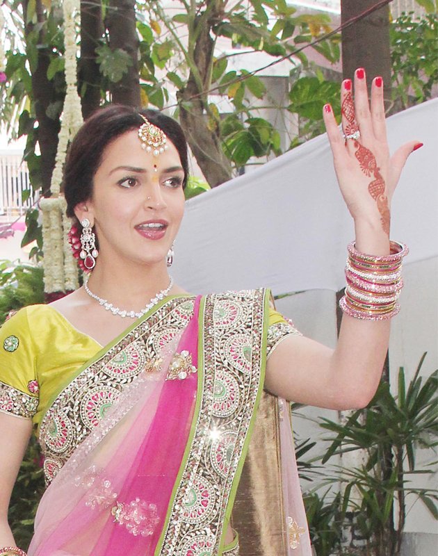 Esha-Deol-with-Engagement-Ring