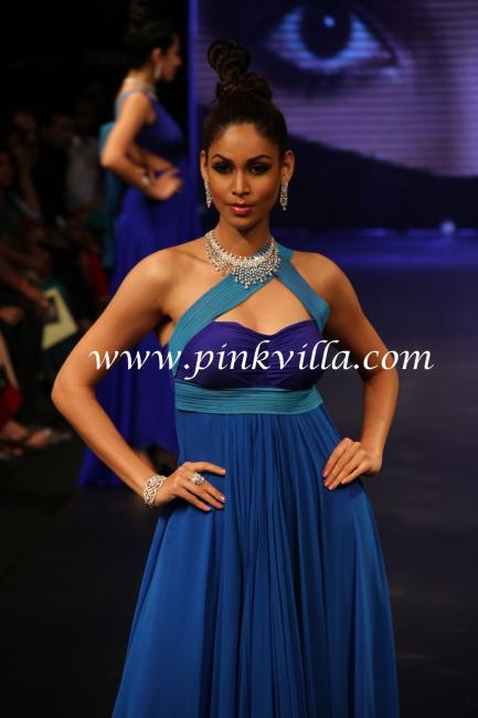 IIJW2012WalkingontherampforKGKEnticePvtLtd3.preview