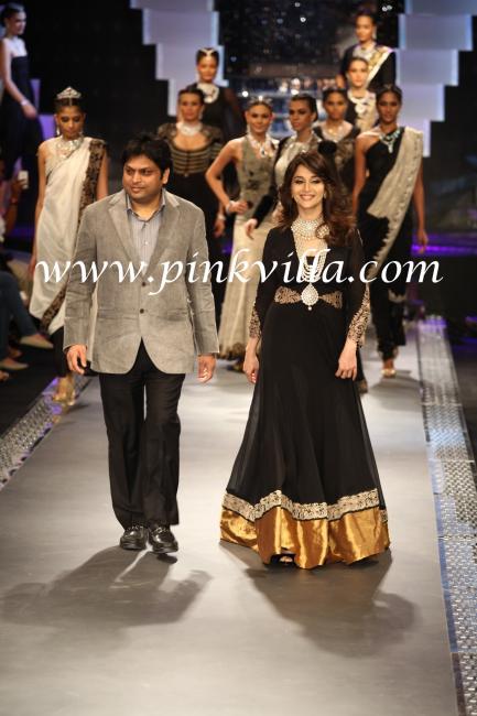 IIJW12MadhuriDixitwithMr.BalramGargwalkingforPCJeweller.preview