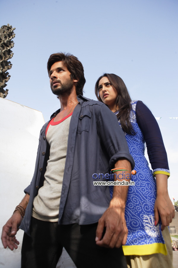 shahid-kapoor-sonakshi-sinha-still-from-film-r-rajkumar_138131936500