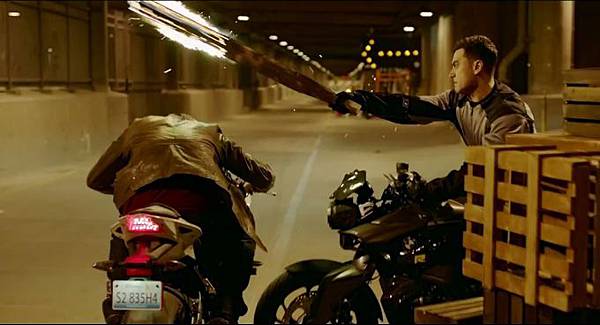 aamir-khan-abhishek-bachchan-action-scene-still-from-film-dhoom-3_1383212551100