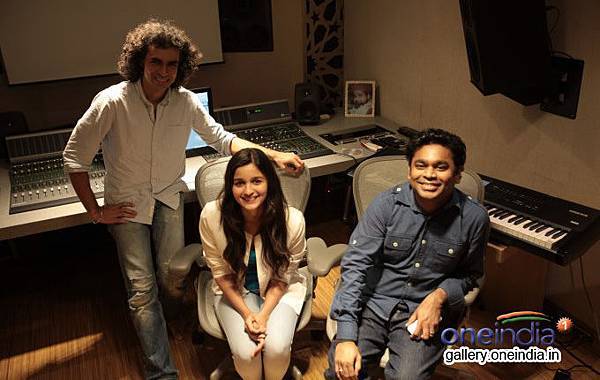 alia-bhatt-with-ar-rahman-imtiaz-ali-on-sets-of-highway_139029051530