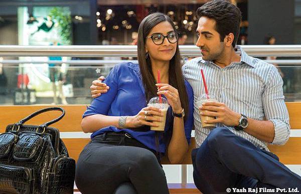 ayushmann-khurrana-sonam-kapoor-still-from-film-bewakoofian_139289114300