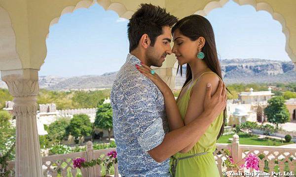 ayushmann-khurrana-sonam-kapoor-still-from-film-bewakoofian_139289114350