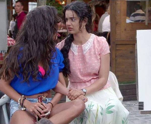 lisa-haydon-kangna-ranaut-still-from-film-queen_139099291910