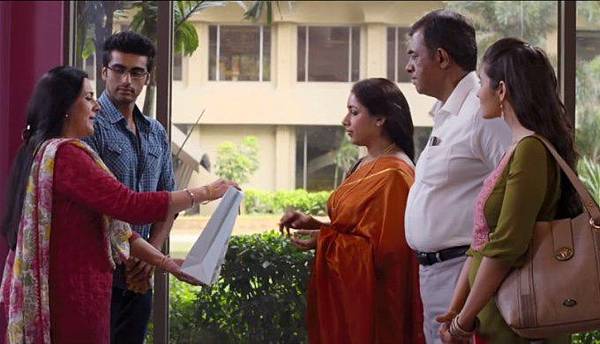 arjun-kapoor-revathy-alia-bhatt-still-from-2-states_1393574048100