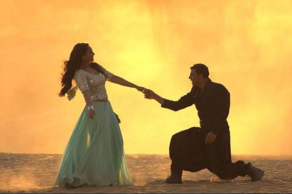 sonakshi-sinha-akshay-kumar-still-from-holiday_139842397180