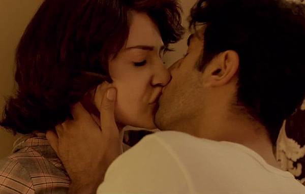 ranbir-kapoor-anushka-sharma-kissing-scene_1426738646130