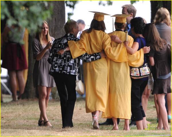 kristen-stewart-forks-high-graduation-03.jpg