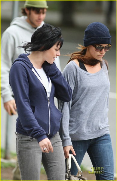 kriste-stewart-blue-hoodie-04.jpg