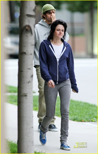 kriste-stewart-blue-hoodie-02.jpg