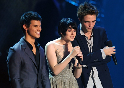 rob-kristen-newmooners-vma.jpg