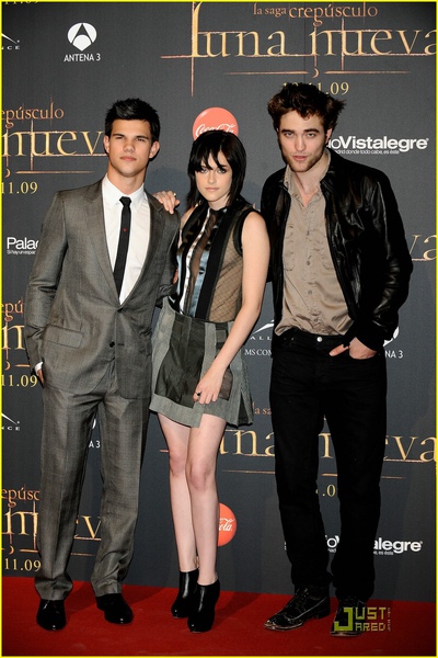 kristen-stewart-taylor-lautner-robert-pattinson-madrid-06.jpg