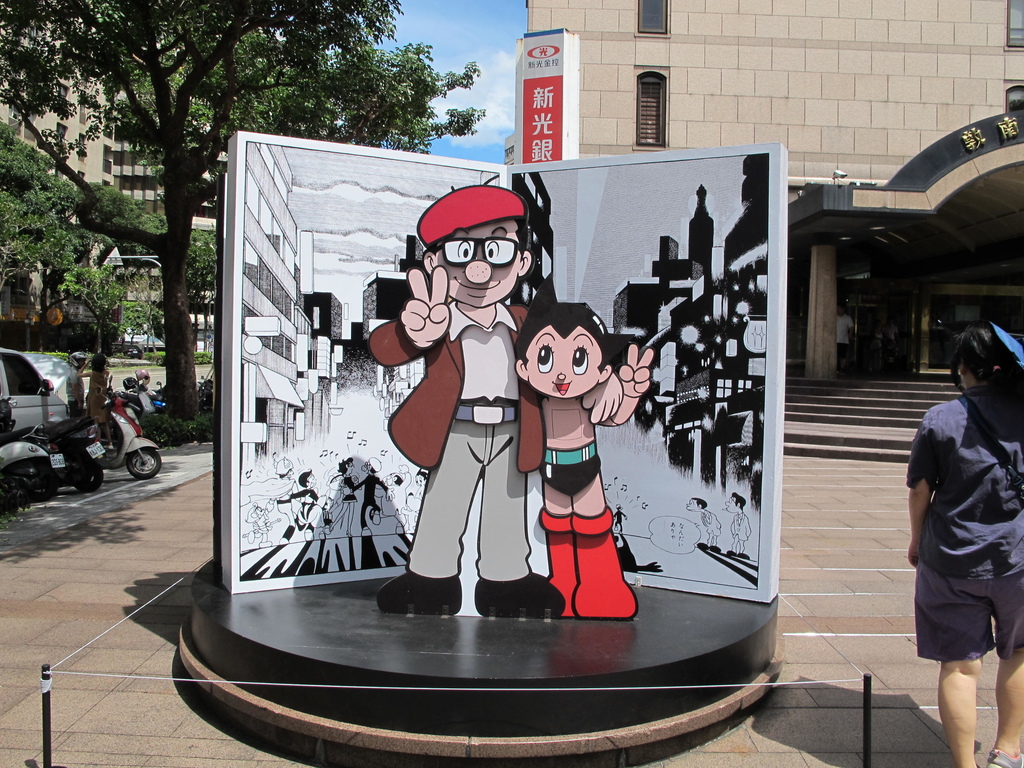 誠品敦南「手塚治虫書店」24小時不打烊200倍大的原子小金剛等你拍。日本漫畫之神誕生90週年! (1).JPG 誠品敦南「手塚治虫書店」24小時不打烊200倍大的原子小金剛等你拍。日本漫畫之神誕生90週年! (1).JPG