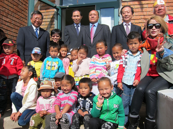 蕭亞軒與家扶基金會代表及家扶村的孩子們一起參與幼稚園揭幕