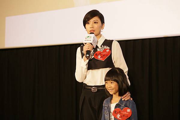 3「愛不走愛不放手」女主角賈靜雯(左)鼓勵在生命低谷的家庭不要放棄，為孩子找到希望的未來
