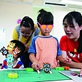 家扶大里非營利幼兒園老師透過教具細心帶領孩子學習.jpg