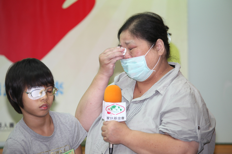 小蓁阿嬤憂心淚眼地說：哪天我走了~孩子該怎麼辦!