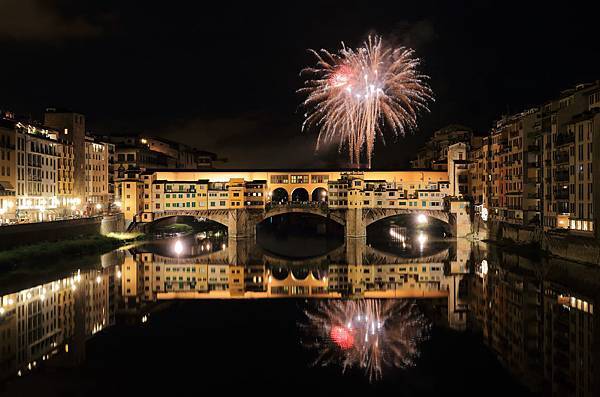 Fireworks_over_Ponte_Vecchio.jpeg