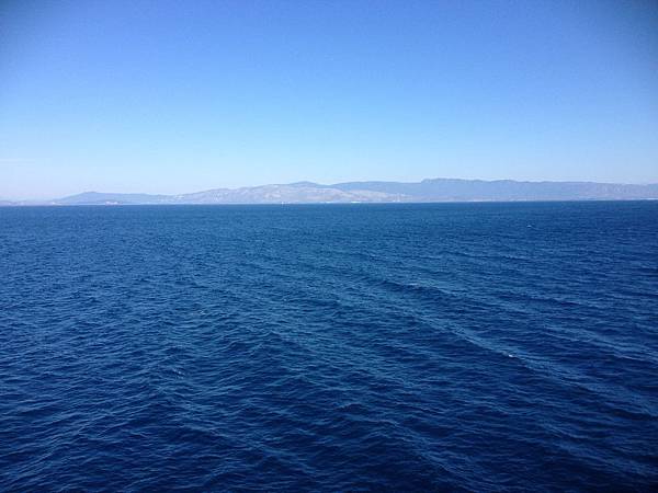 藍得不像話的地中海.JPG