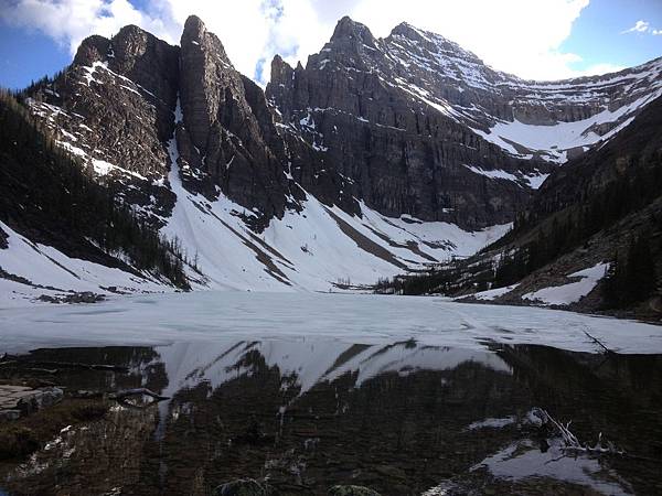 健行上山只為一睹積雪未全融的鏡湖.JPG