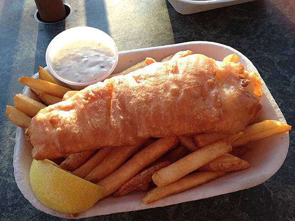 漁人碼頭份量大又好吃的Fish & Chips.JPG