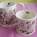 左:06年Decorated Mug系列,愛其他人(Love one another 大)。右:06年Decorated Mug系列,愛和照顧(Love & Care 小)