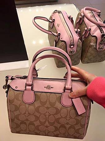 Coach 2016新款小波士頓包-粉色.jpg